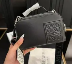 LOEWE ブラックショルダーバッグ