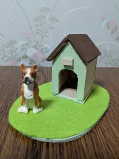 ハンドメイドの犬小屋とワンちゃんのフィギュアのセットです