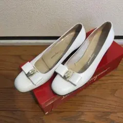 Ferragamoパンプス白 6.5C (23.5〜24㎝)