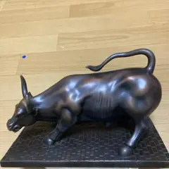 ウォールストリートの雄牛の彫刻の置物