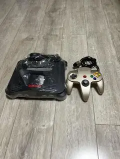 NINTENDO64 本体と金色コントローラー