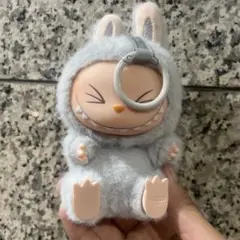 ウサギコスチュームのキャラクター人形