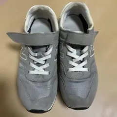 ニューバランスジュニアスニーカーグレー24cm