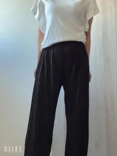 黒 パンツ