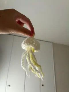 白と黄色のクラゲのあみぐるみ