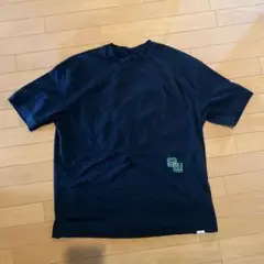 黒いロゴTシャツ