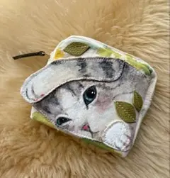(手づくり)"覗き見サバトラ"チャームポーチねこのアップリケはちわれネコ