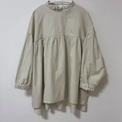 美品　オオカミとフクロウ　フリルネックプルオーバー　ベージュ