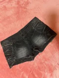 ダメージ加工ブラックデニム ポケットからジッパーが一周 裾切りっぱなしショーパン