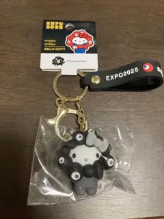 匿名配送　大阪・関西万博　サンリオ黒ミャクミャクなりきりキーホルダー　キティ