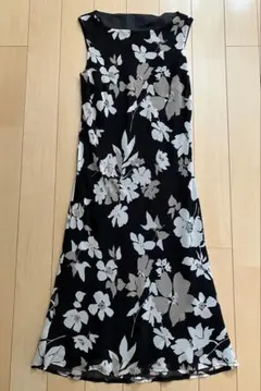 黒地花柄ノースリーブロングワンピース