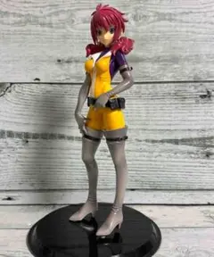 フィギュア 黄色と紫のコスチューム