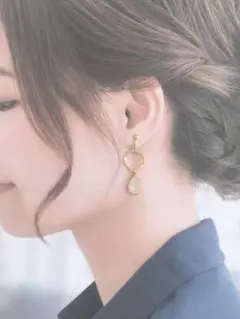 リングとしずく型シェルのイヤリング