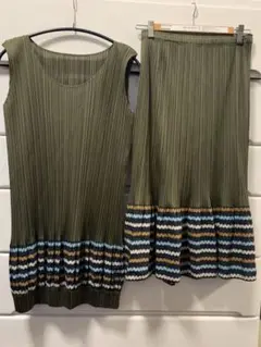 PLEATS PLEASE セットアップ ボーダーカーキ色