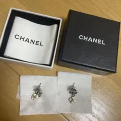 本物CHANELシャネル ピアス両耳用 カメリア 花 箱付き ロゴ入り白シルバー