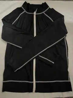 140サイズ　ラッシュガード