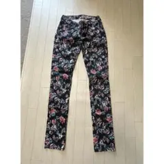 〇　レディース　花柄　ローライズスリムフィットパンツ　スキニー　M