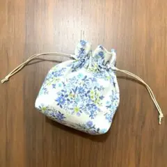 巾着ポーチ　巾着袋　花柄　フラワー柄　マチあり　可愛い　綺麗　ブルー
