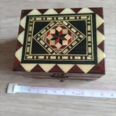 幾何学模様の木製小物入れ