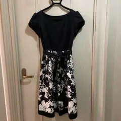 黒と白の花柄ひざ丈ワンピース 15号AR リボン付き