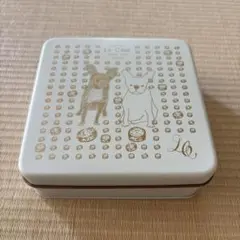 犬イラストの白い四角缶　クッキー缶