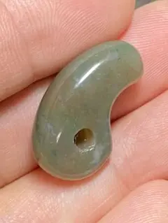 稀少）レア）天然翡翠勾玉です