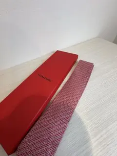 美品定価3.3万　Salvatore Ferragamo 1回使用　赤 ネクタイ