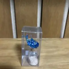沖縄の青いクジラ ガラス細工 小瓶入り