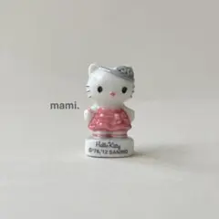 フェーヴ　ピンクドレス姿のハローキティ　フランス　ミニチュア陶器　f-3519