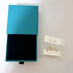 【新品・未使用】ゴールドフープピアス 青いボックス付き