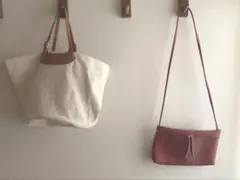 joe&him トートバッグと赤色サコッシュ