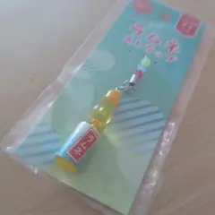 ラムネ　キーホルダーチャームイエロー　レモンソーダ　平成レトロ　食品サンプル　夏