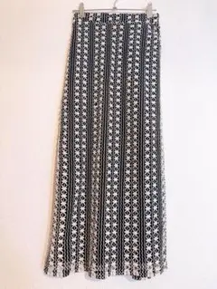 新品未使用　刺繍ロングスカート ブラック×ホワイト