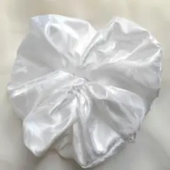 【ハンドメイド】大きいシュシュ　サテン系ホワイト
