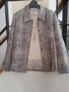【ほぼ未使用】 七分袖　ジャケットブラウス　刺繍ポケット上品 裾ボタン ♪