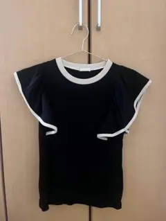 黒 フリル袖 ニットトップス