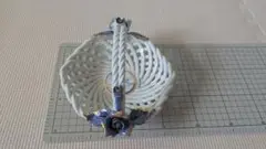 陶器製バスケット 青い花の装飾