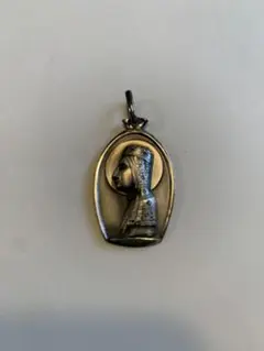 女性が描かれたペンダントヘッド【金属製】