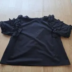 フリル付き黒トップス M
