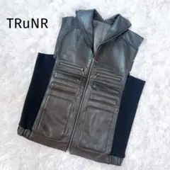 美品　TRuNR　レザーデザインベスト　羊革　襟付き　黒　ショート丈　5025