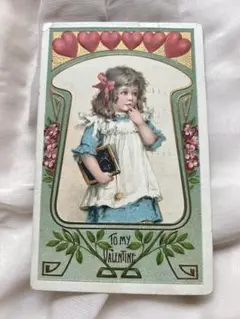 1909年 バレンタインカード 赤いリボンの女の子ハートいっぱい 水色ワンピ