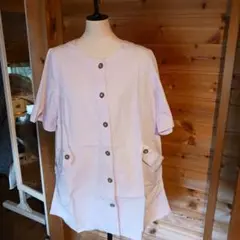 淡いピンクのボタン付きショートスリーブチュニック