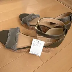 オリーブグリーン フリル付きウェッジサンダル