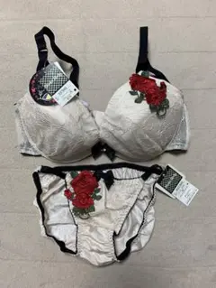 新品☆Shake Bodyの薔薇刺繍付きブラジャー＆ショーツのセット