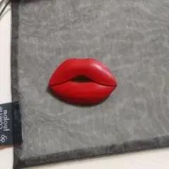 コレットマルーフ レザー リップ ブローチ