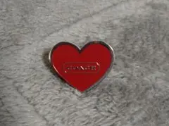 COACH ハート型ピンバッジ レッド