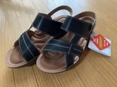 クッション性のある黒いストラップサンダル