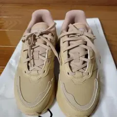 アディダス スニーカー ベージュ