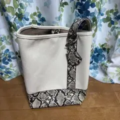 アイボリー ヘビ柄 トートバッグ