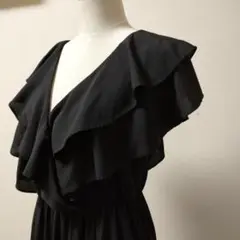 Dazyのフリルが可愛い黒のカシュクールのワンピース